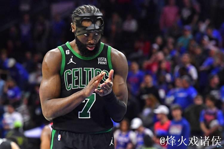 杰伦-布朗和斯图尔特篮下卡位时发生冲突,双方各领一个技犯 杰伦-布朗和斯图尔特篮下卡位时发生冲突,双方各领一个技犯